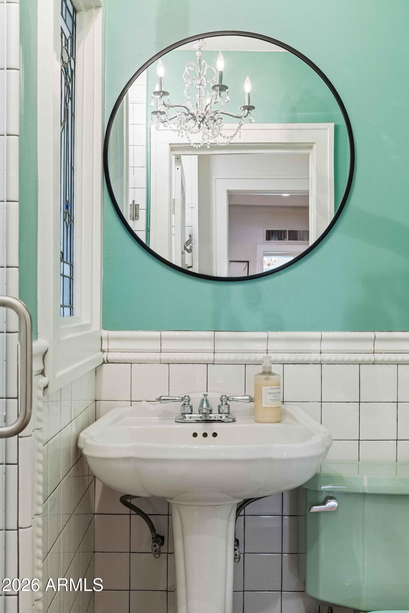 38 W VERNON Avenue