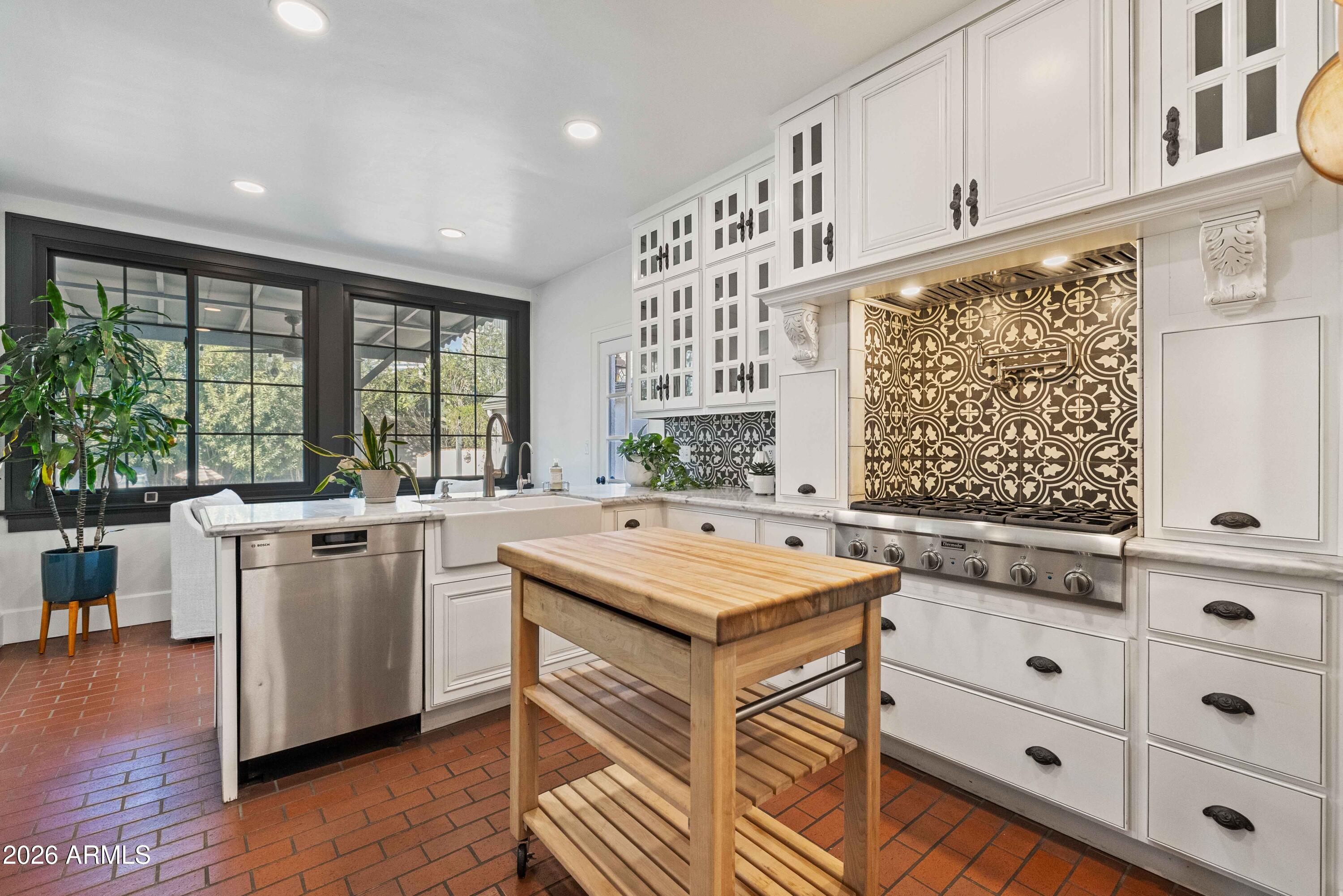 38 W VERNON Avenue