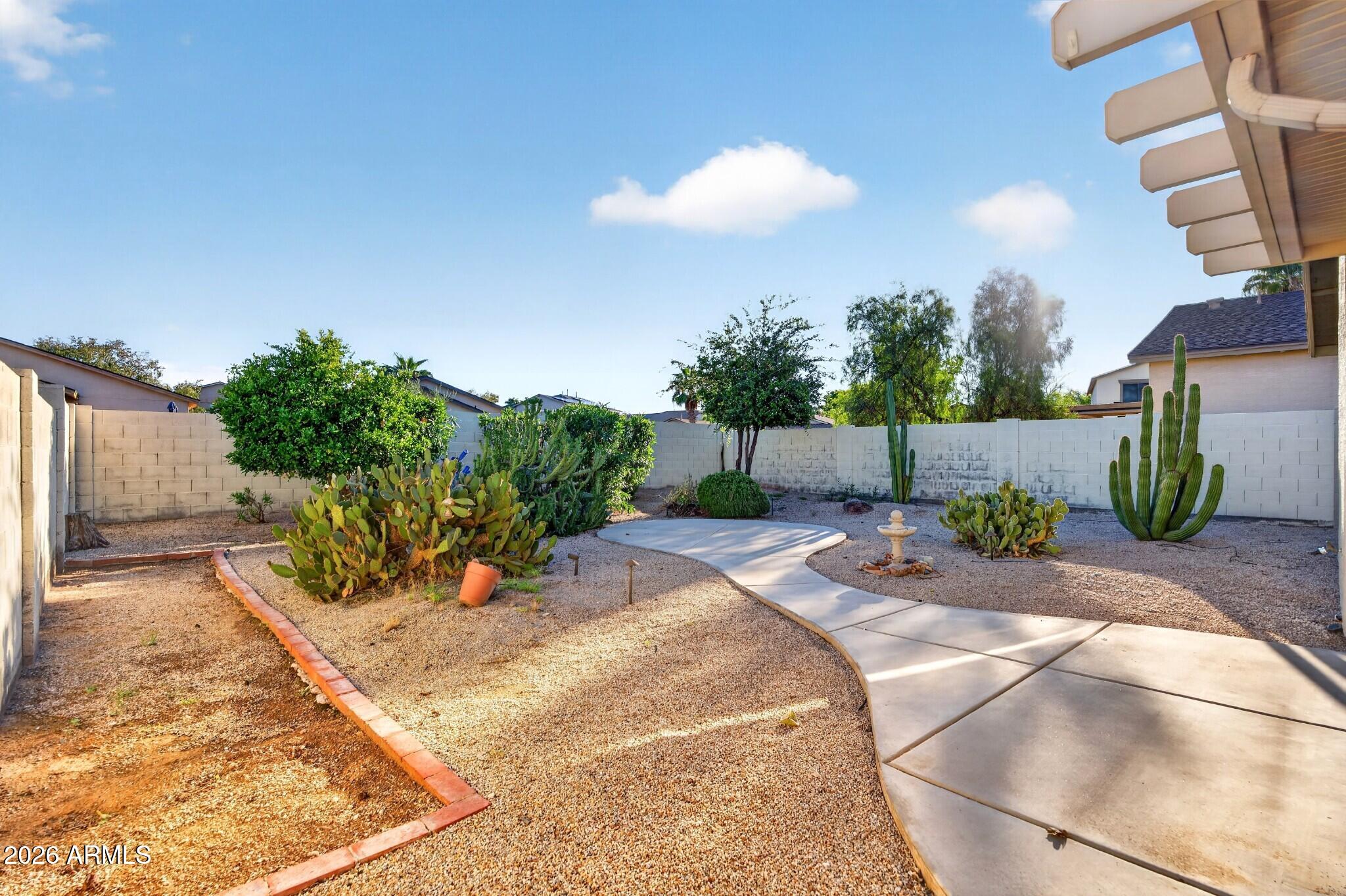 907 E COWBOY COVE Trail