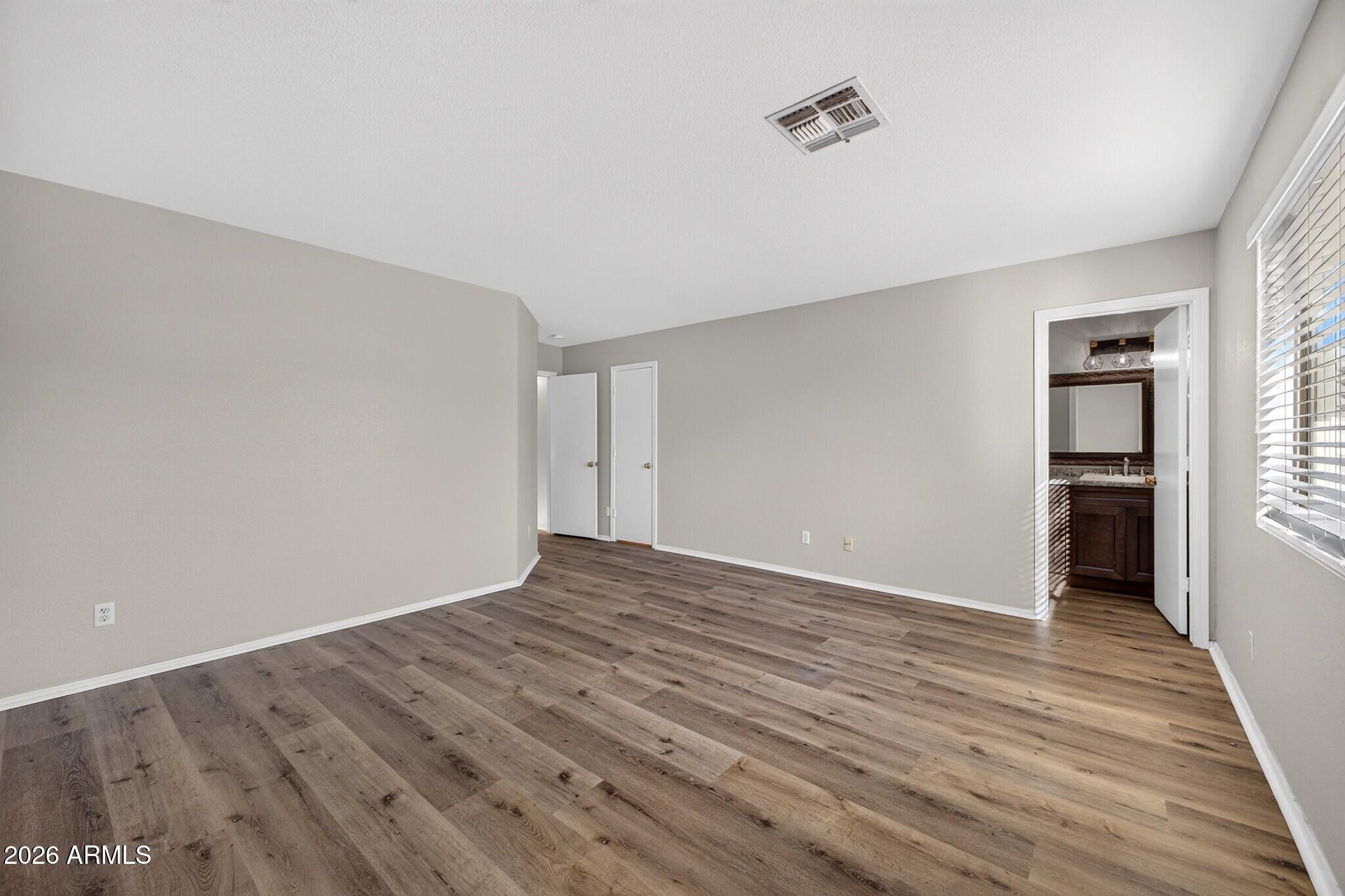 907 E COWBOY COVE Trail