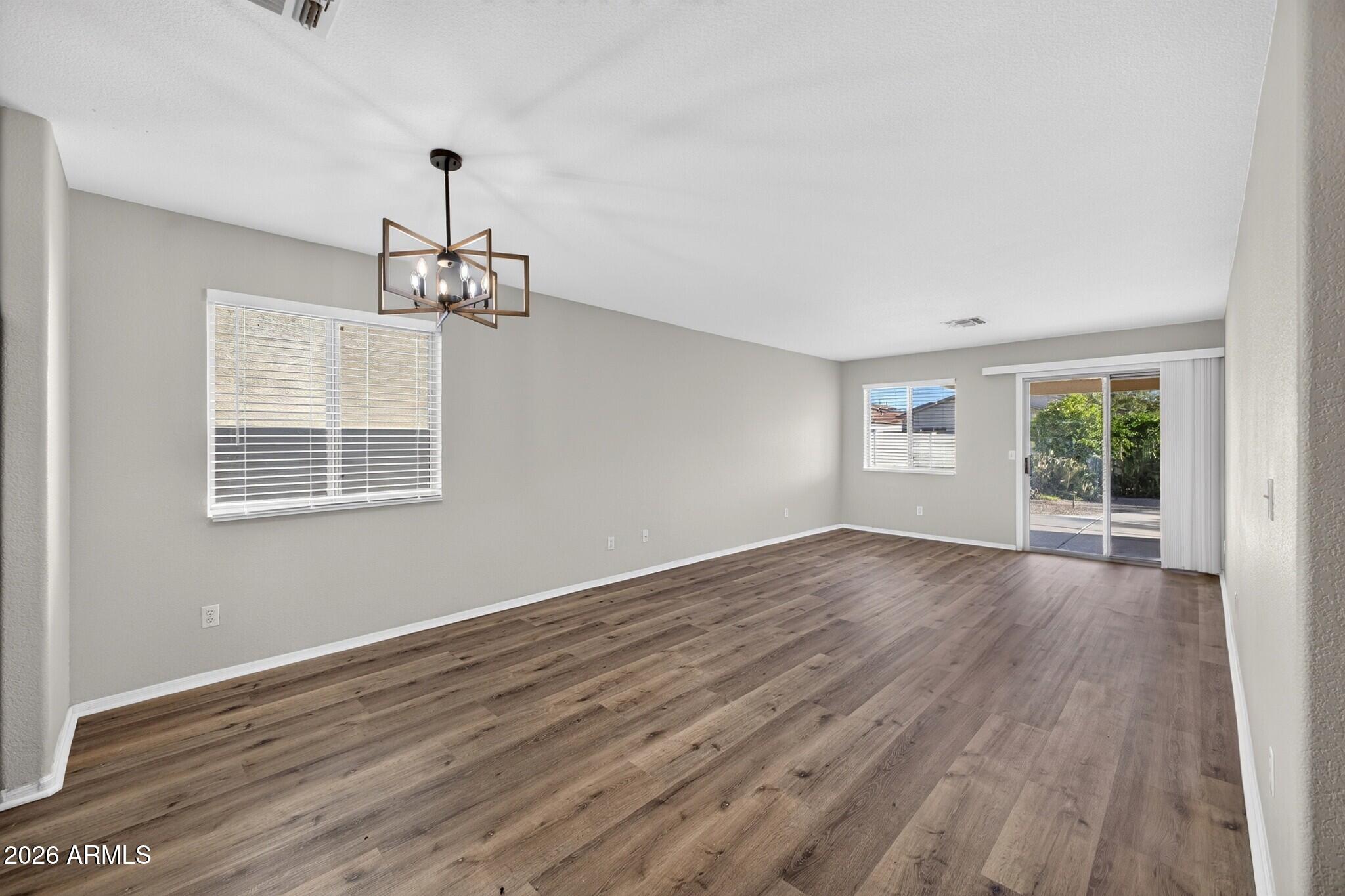 907 E COWBOY COVE Trail