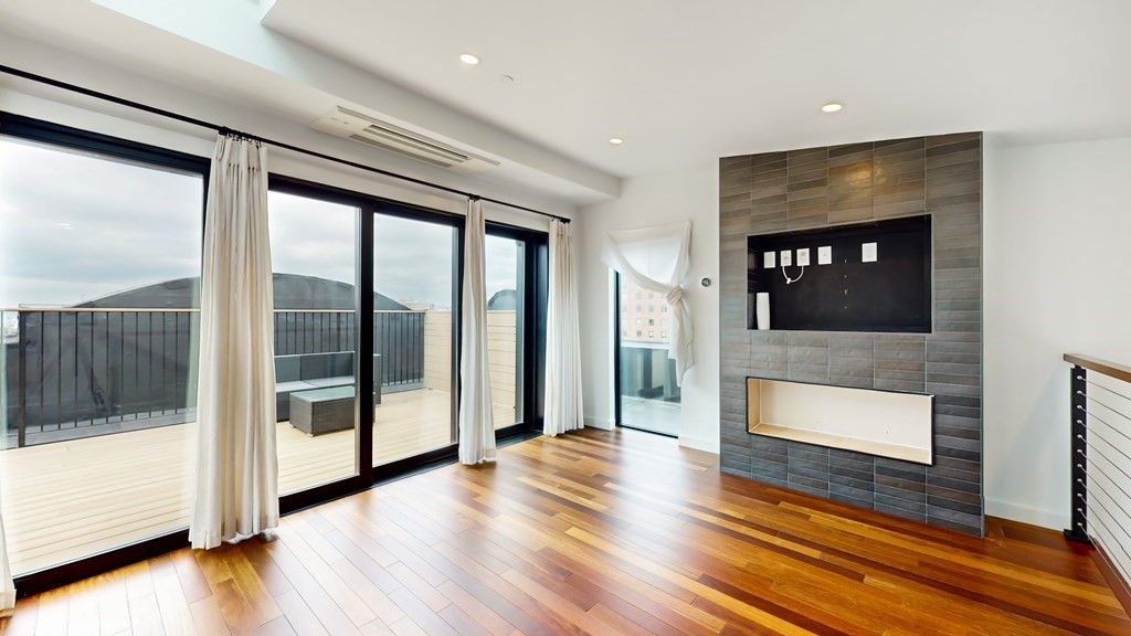 210 Lincoln Unit: PH 901/902