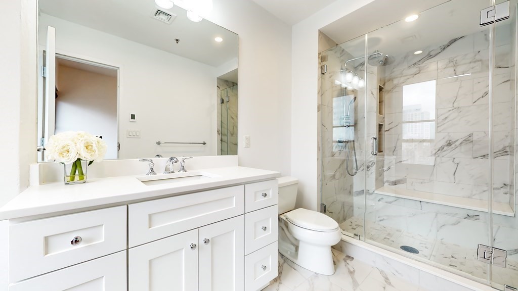 210 Lincoln Unit: PH 901/902