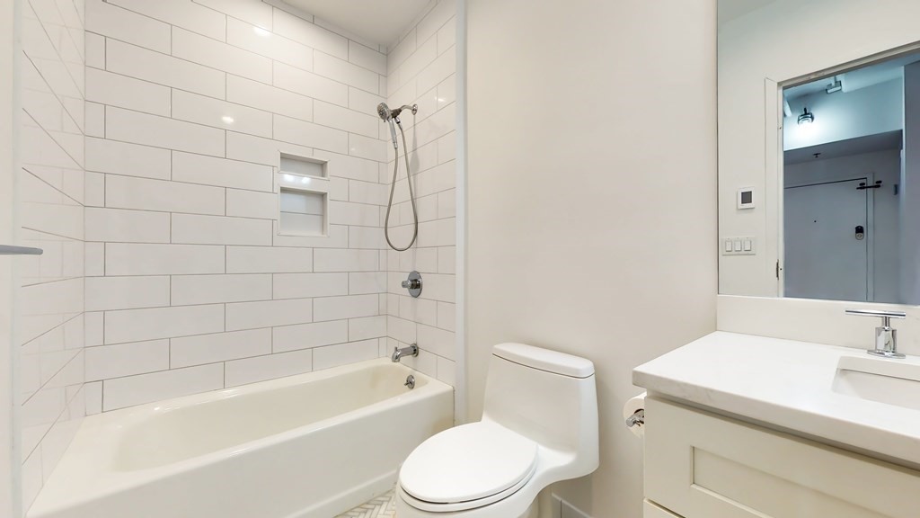 210 Lincoln Unit: PH 901/902