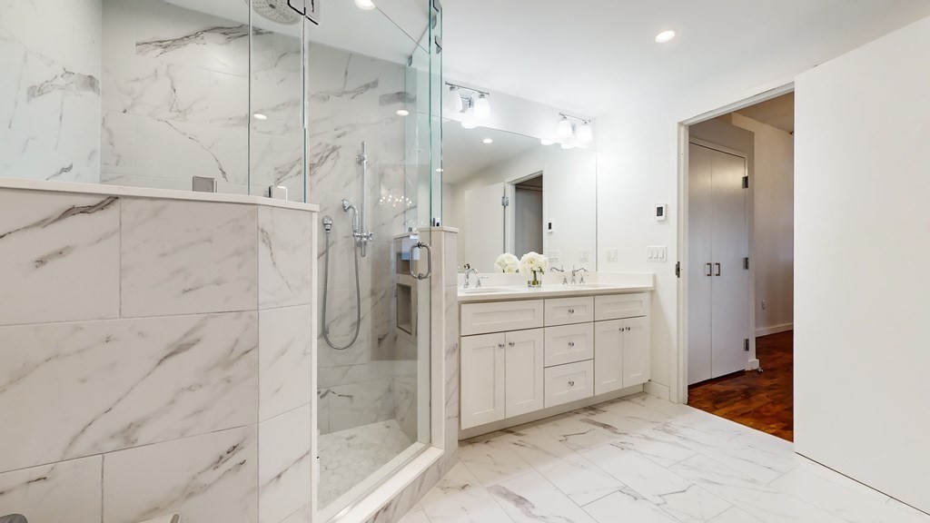 210 Lincoln Unit: PH 901/902