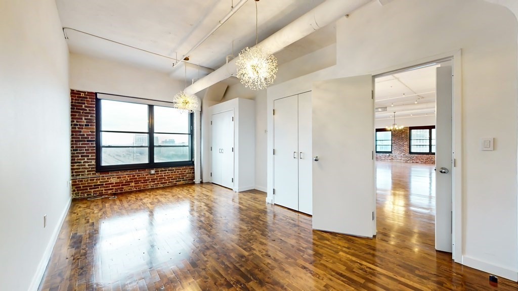 210 Lincoln Unit: PH 901/902