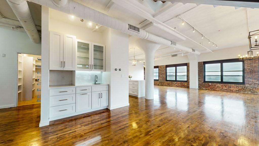 210 Lincoln Unit: PH 901/902