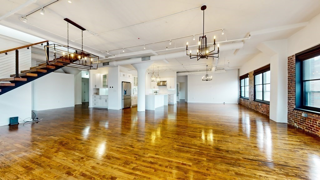 210 Lincoln Unit: PH 901/902