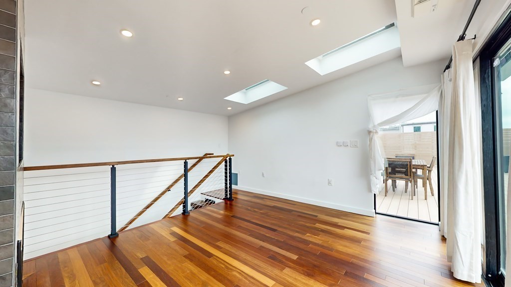 210 Lincoln Unit: PH 901/902