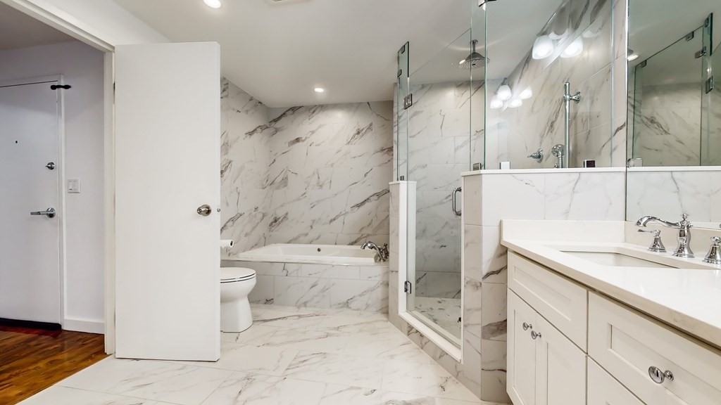 210 Lincoln Unit: PH 901/902