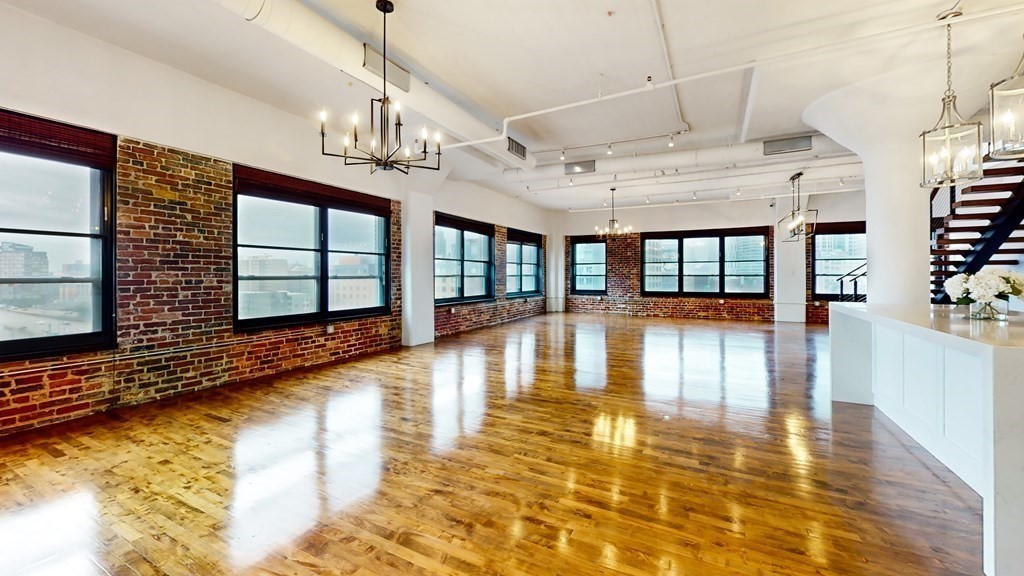 210 Lincoln Unit: PH 901/902