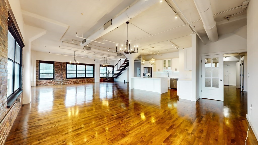 210 Lincoln Unit: PH 901/902