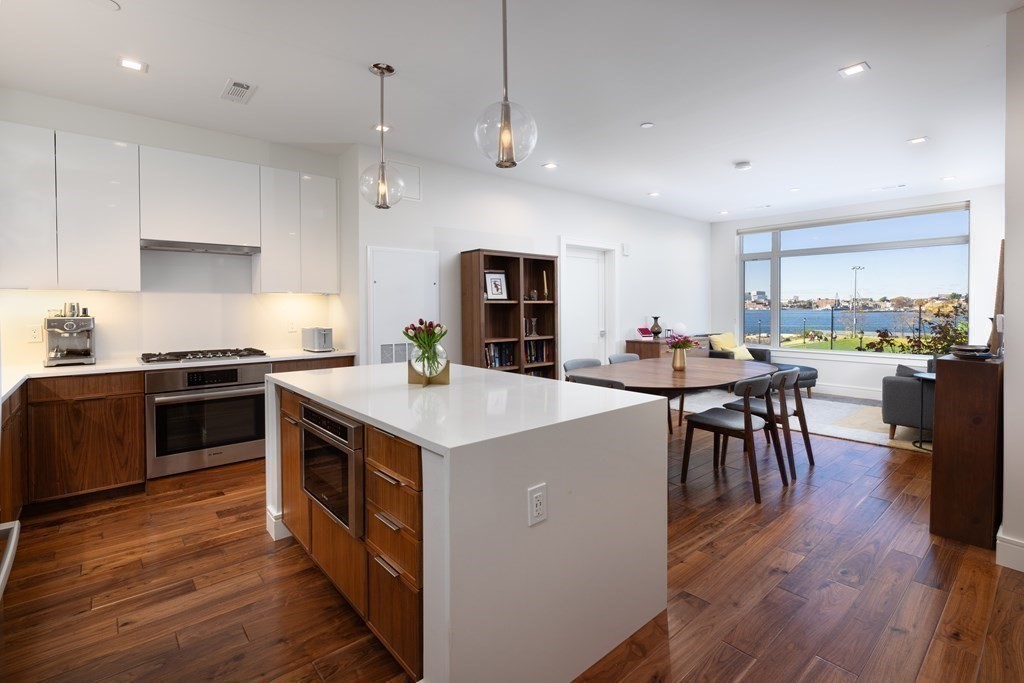 99 Sumner # 221
