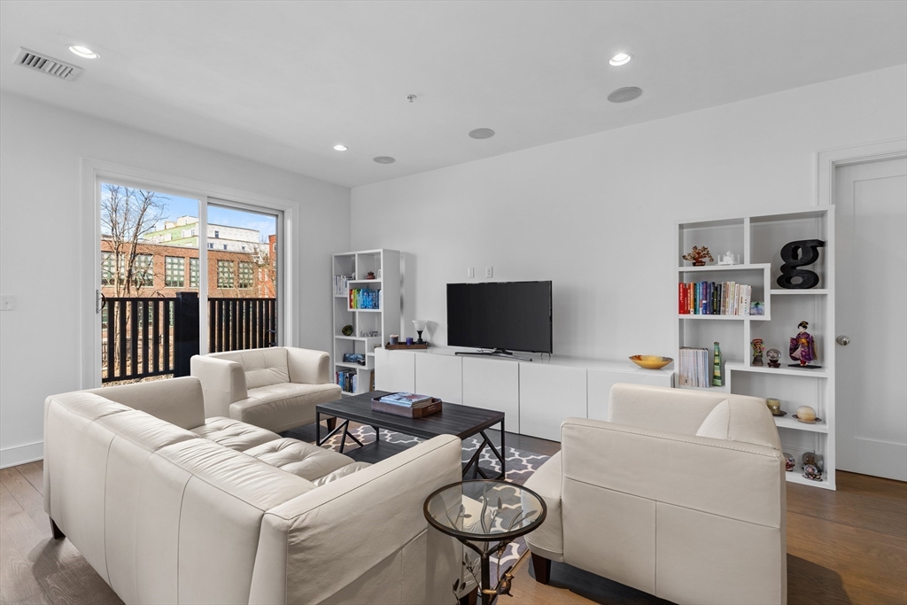 48 Gold St # 102