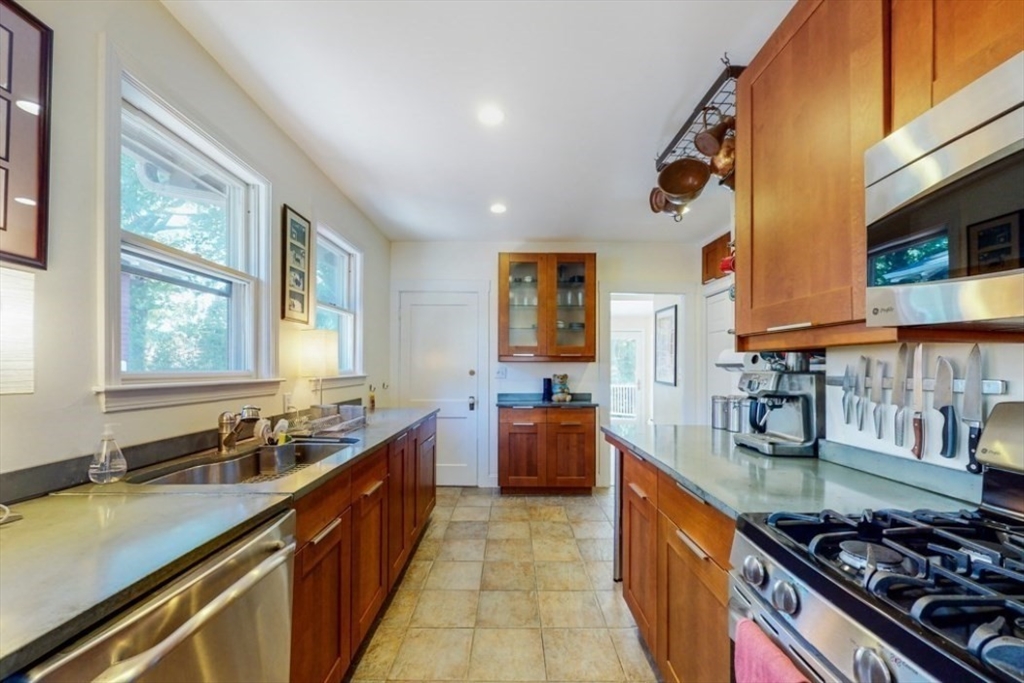 150 Lakeview Ave # 2