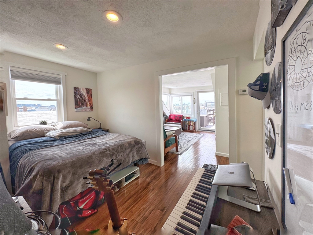 396 Meridian St # 4