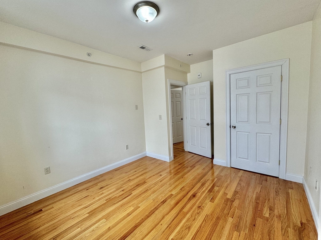 60 Mather St # 3
