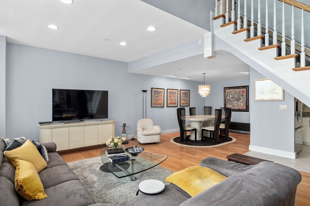 20 Rowes Wharf Unit: TH4