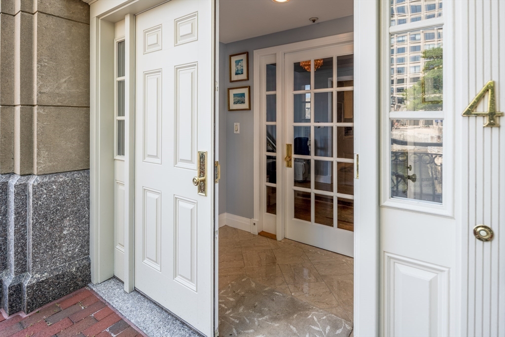 20 Rowes Wharf Unit: TH4
