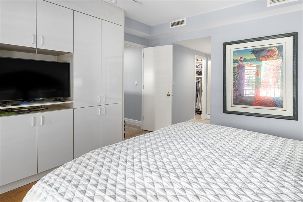 20 Rowes Wharf Unit: TH4