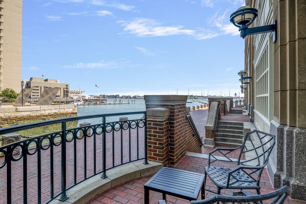 20 Rowes Wharf Unit: TH4