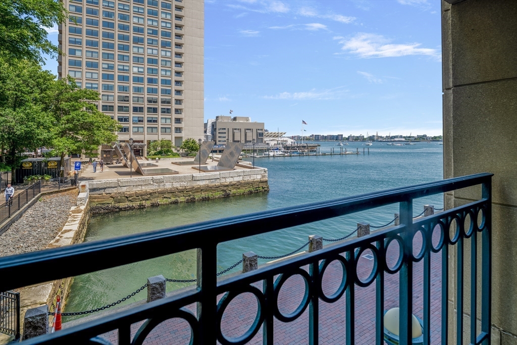 20 Rowes Wharf Unit: TH4