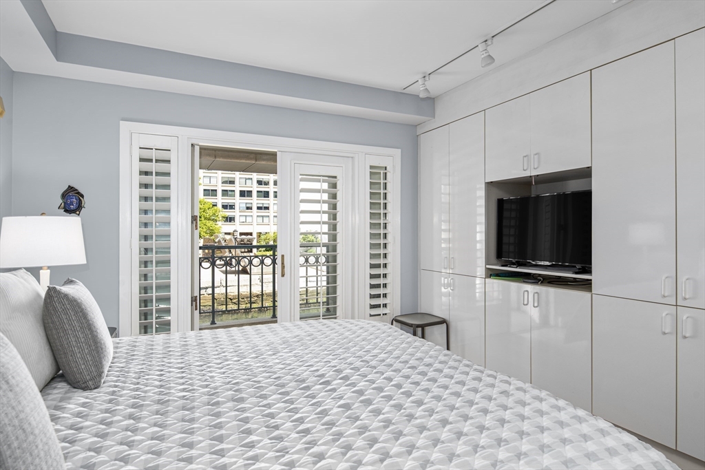 20 Rowes Wharf Unit: TH4