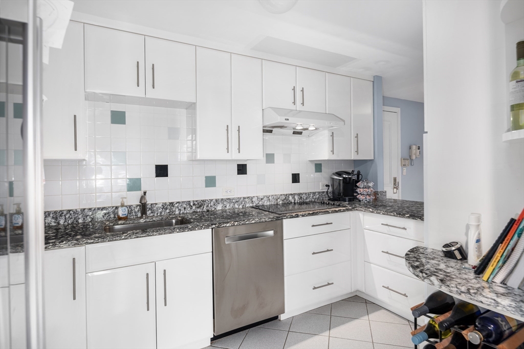 20 Rowes Wharf Unit: TH4