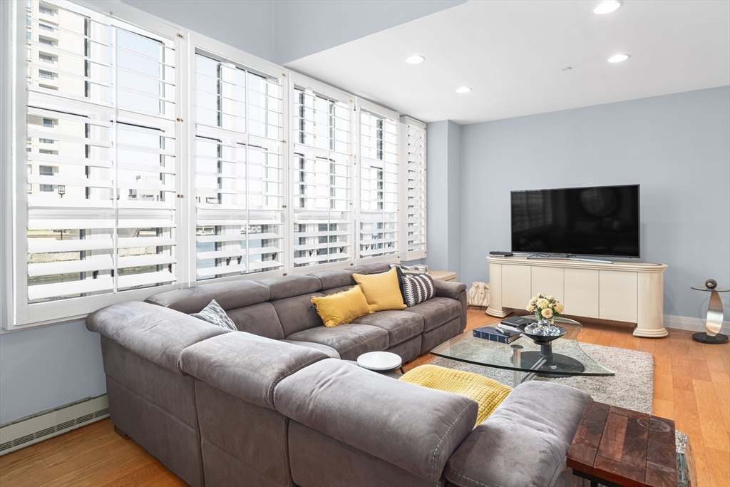 20 Rowes Wharf Unit: TH4