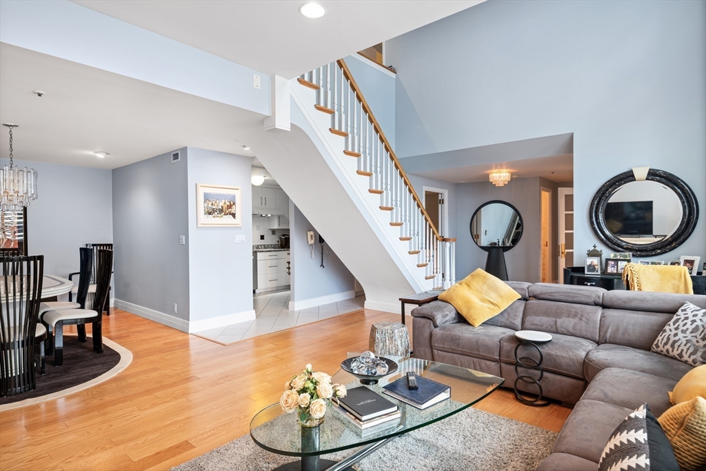 20 Rowes Wharf Unit: TH4