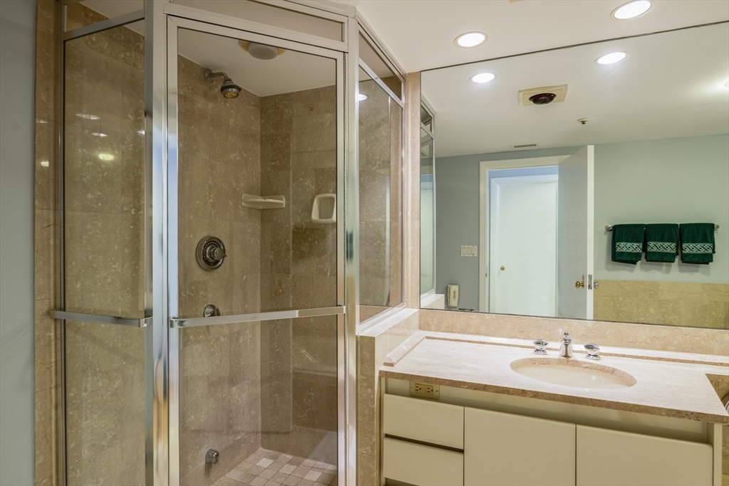 20 Rowes Wharf Unit: TH4