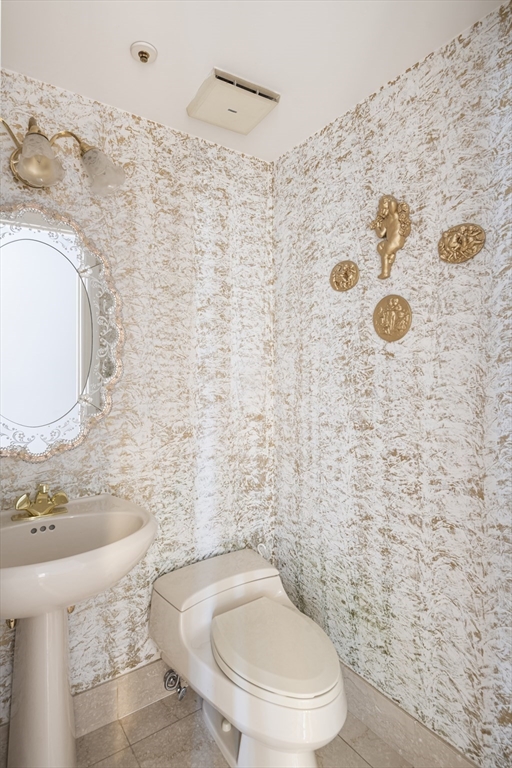 20 Rowes Wharf Unit: TH4