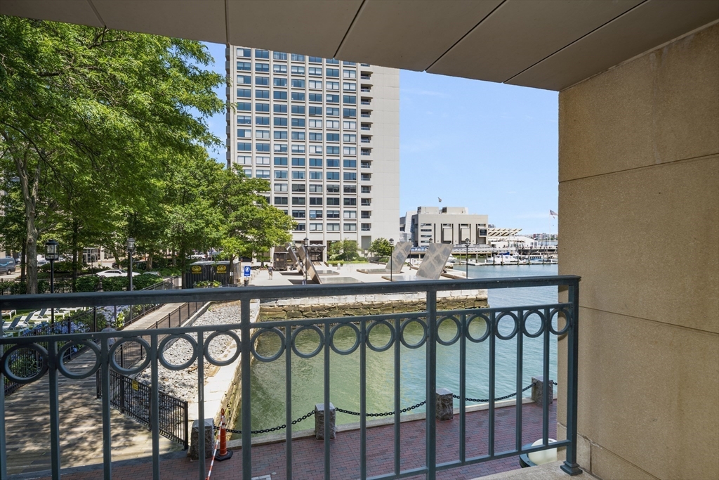 20 Rowes Wharf Unit: TH4