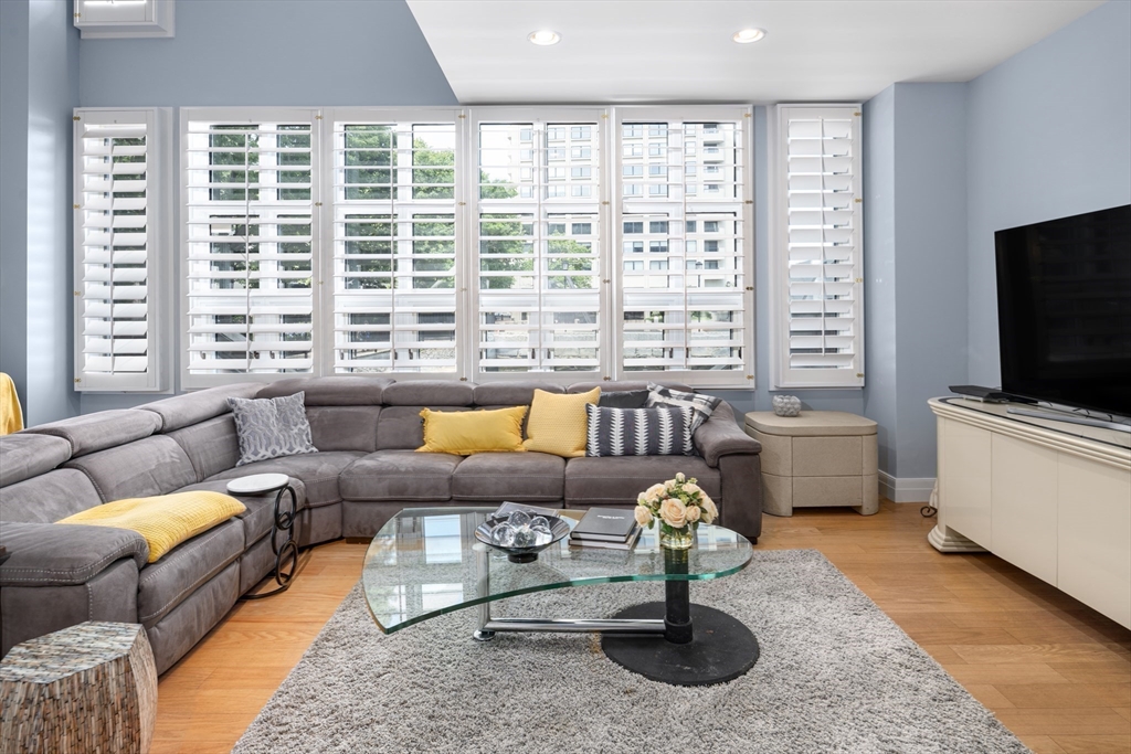 20 Rowes Wharf Unit: TH4