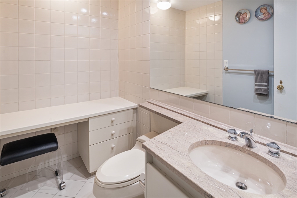 20 Rowes Wharf Unit: TH4