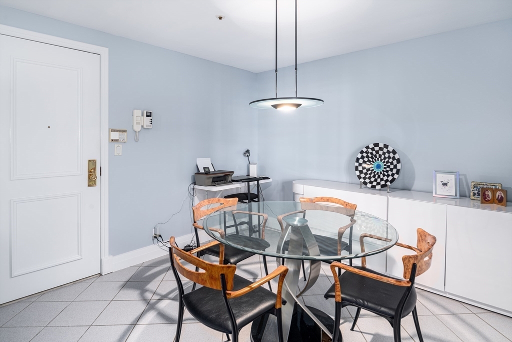 20 Rowes Wharf Unit: TH4