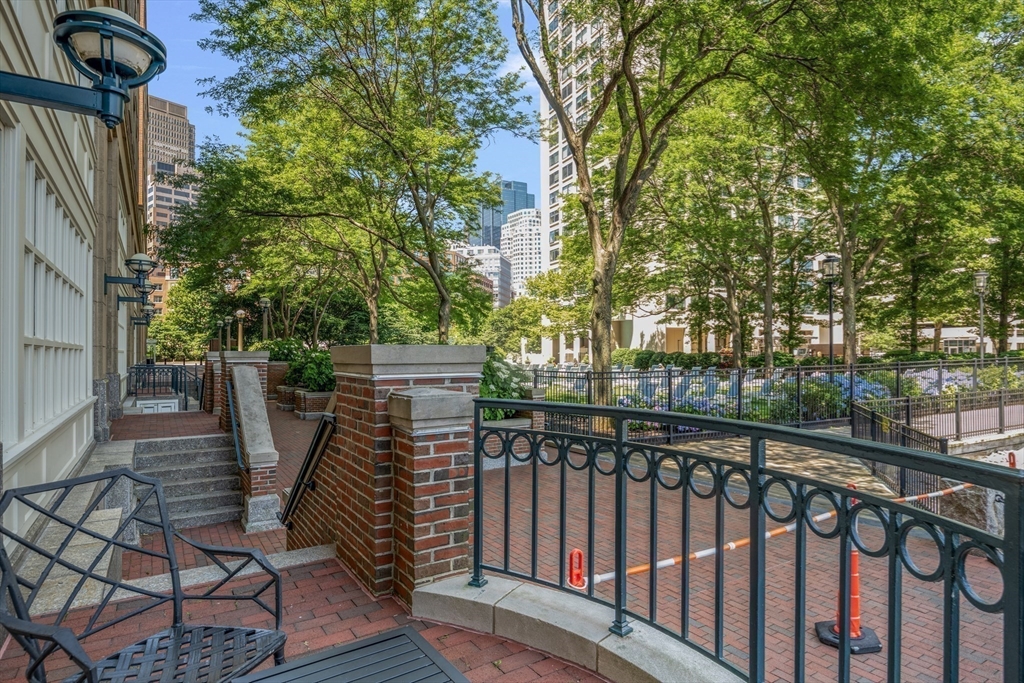 20 Rowes Wharf Unit: TH4