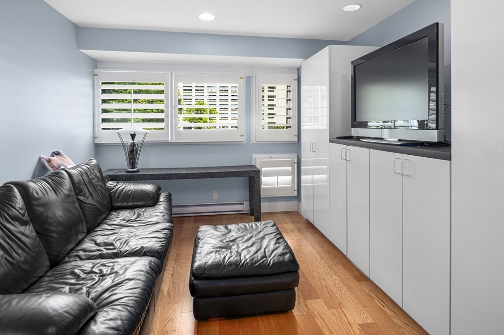 20 Rowes Wharf Unit: TH4