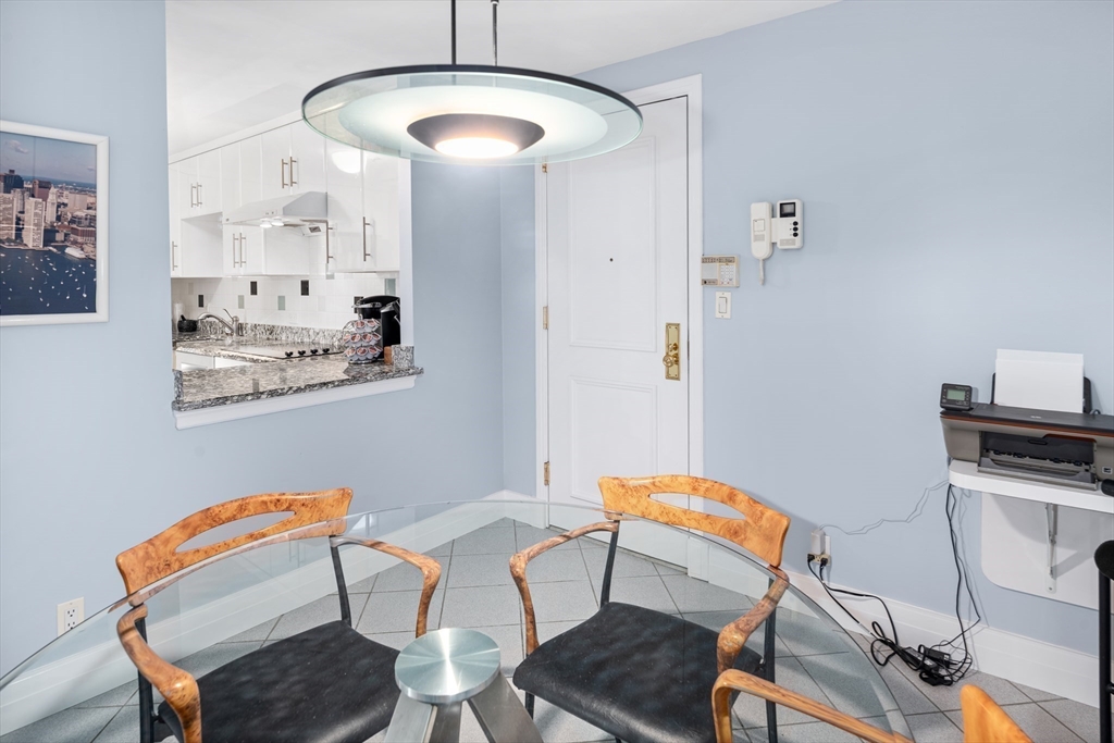 20 Rowes Wharf Unit: TH4