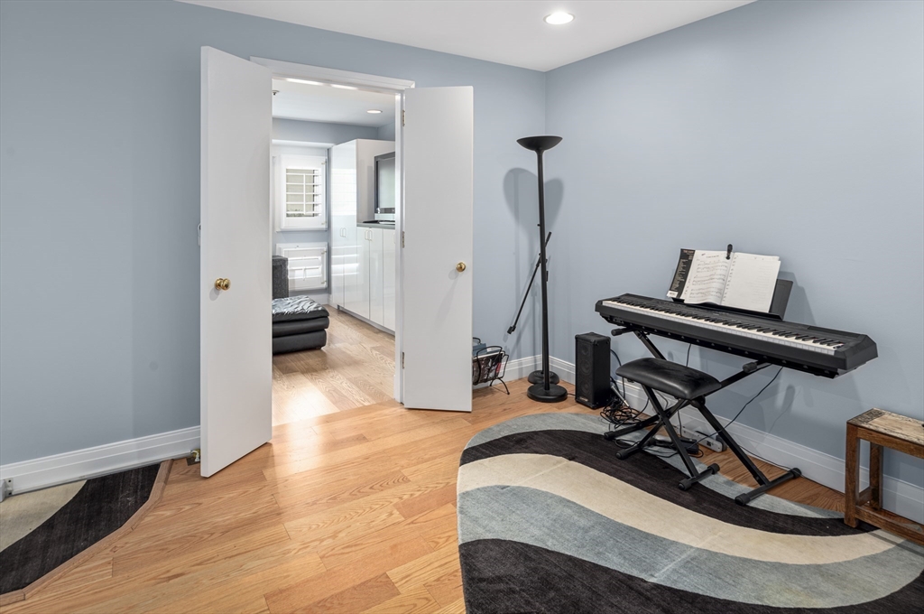 20 Rowes Wharf Unit: TH4