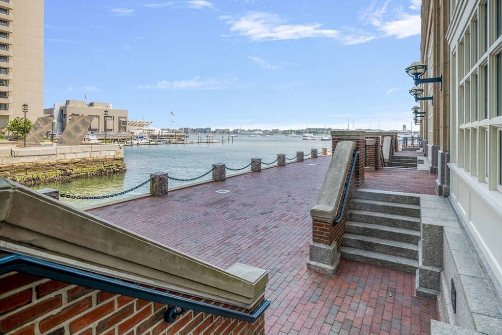 20 Rowes Wharf Unit: TH4