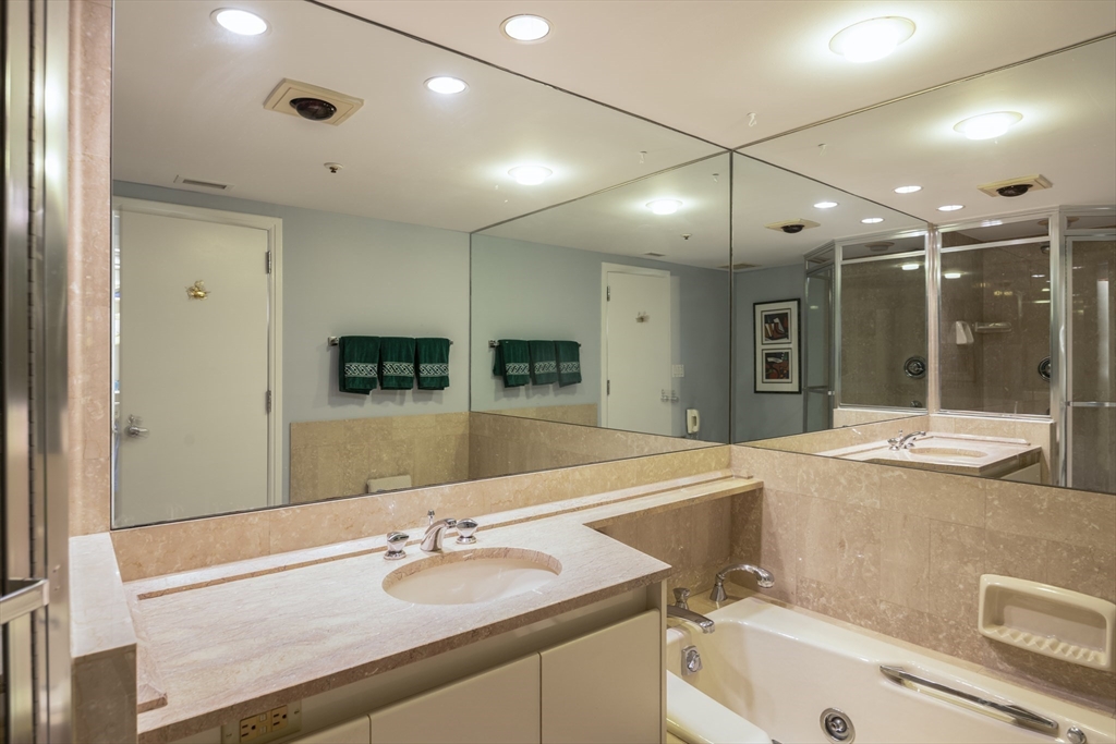 20 Rowes Wharf Unit: TH4