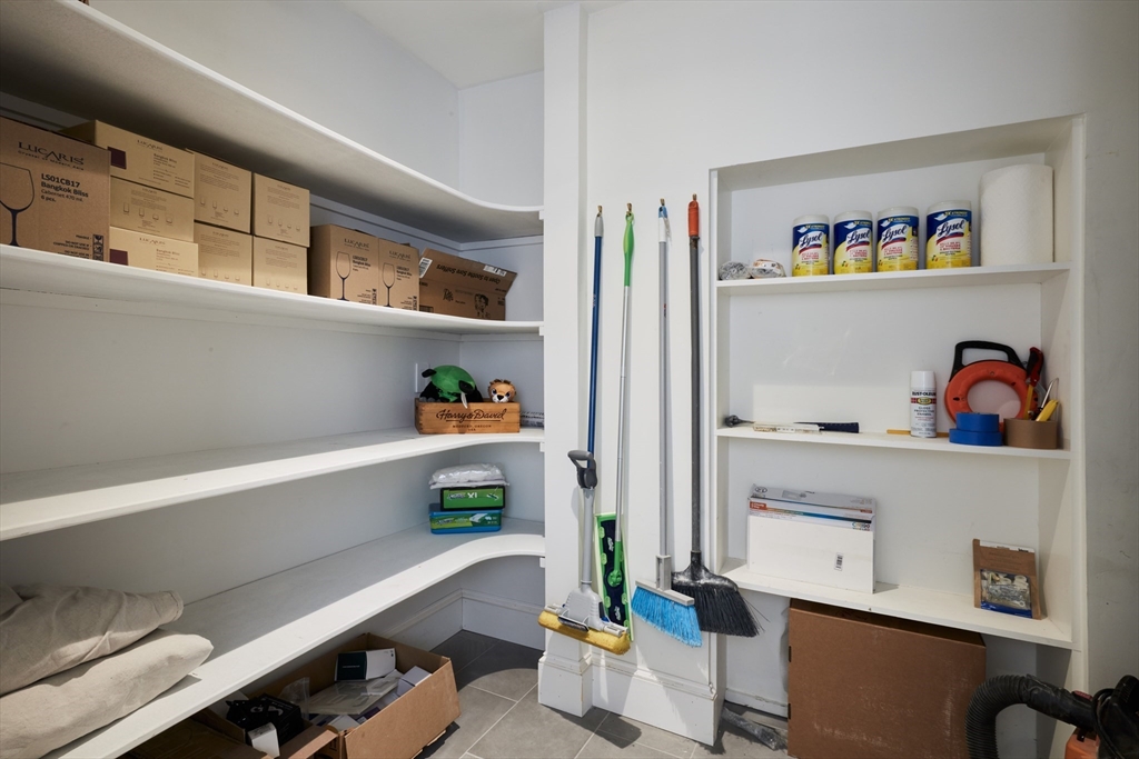 234 Causeway St Unit: 913/813