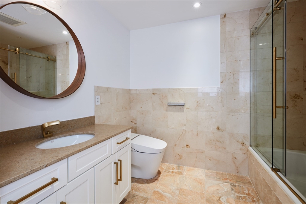 234 Causeway St Unit: 913/813