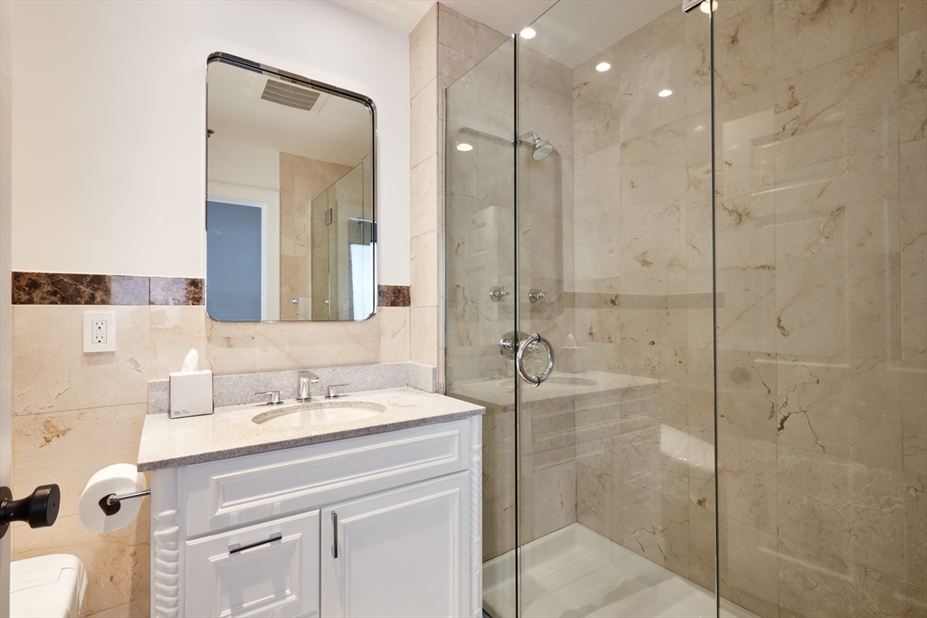 234 Causeway St Unit: 913/813
