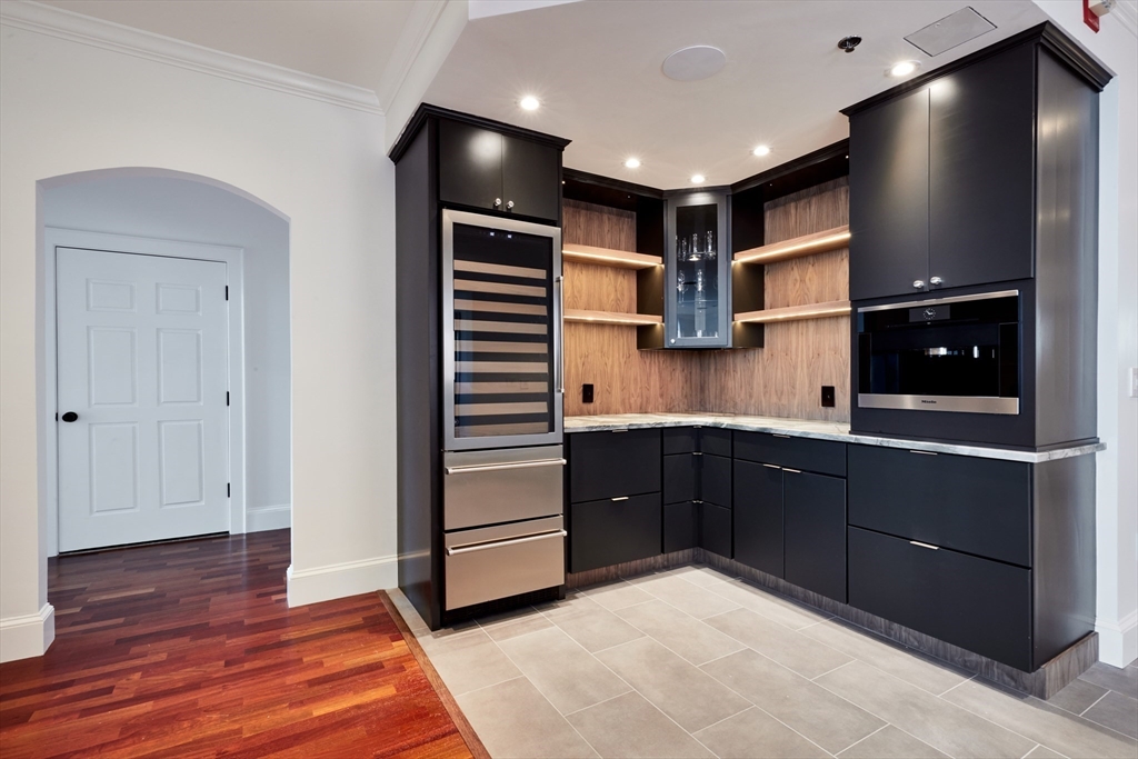 234 Causeway St Unit: 913/813