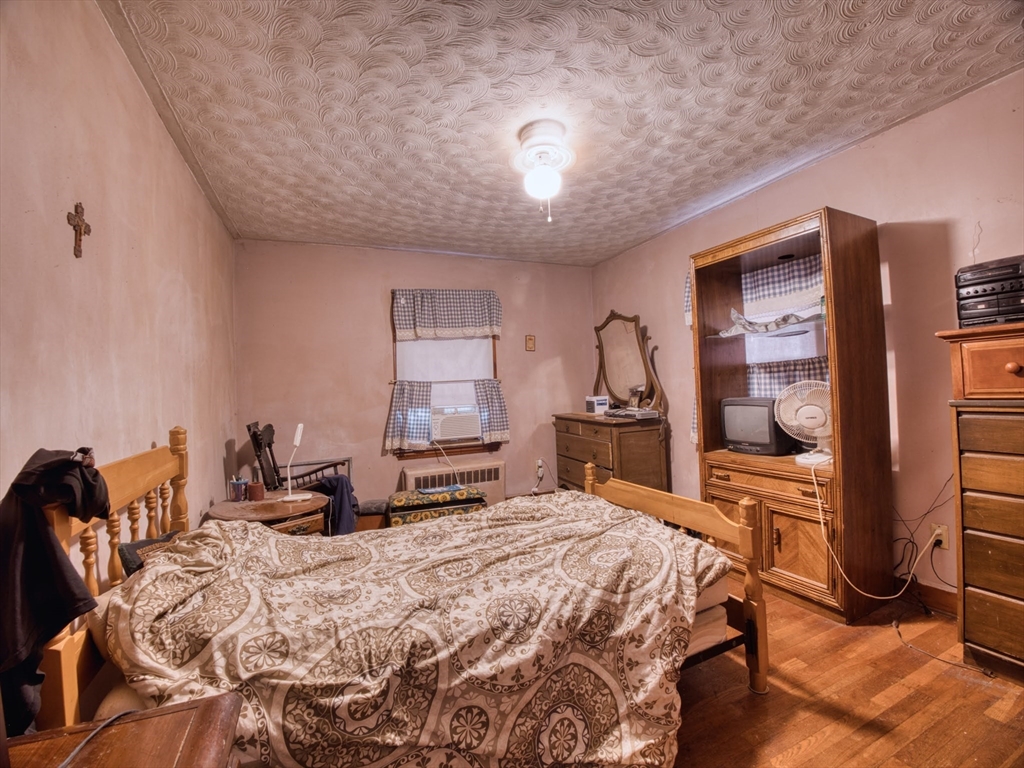 54 Lens St