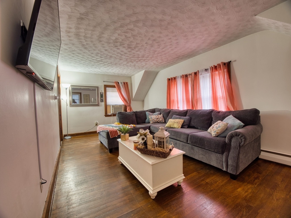 54 Lens St