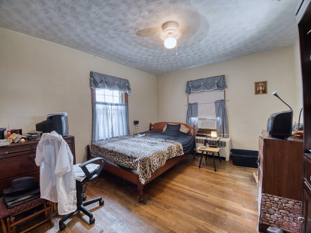 54 Lens St