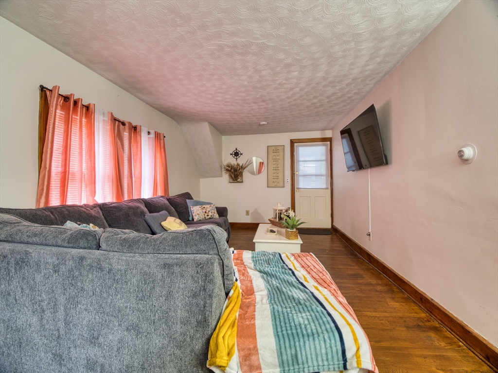 54 Lens St